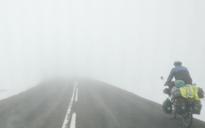 Vélo dans le brouillard, sur la route 93 entre Seydisfjordur et Egilsstadir