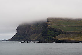 Arrivée dans le Seydisfjordur, les nuages flirtent avec le sommet des falaises.