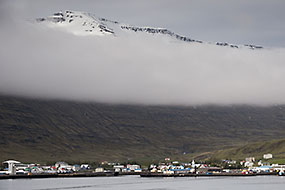 Le Ferry Norröna arrive à Seydisfjordur.