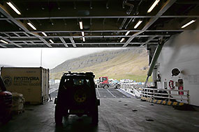 La sorrtie des véhicules du Ferry Norröna.