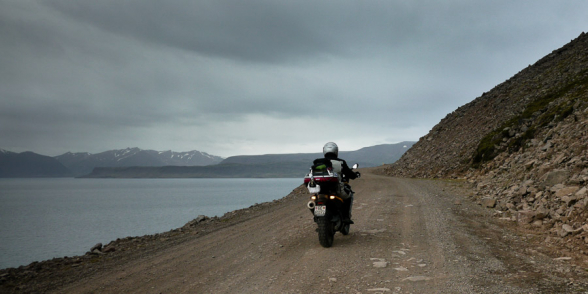 Charly et sa moto sur la route 63, Islande