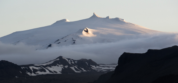 Nuages sur le sommet enneigé du Snæfellsjökull, islande