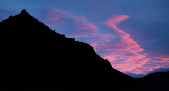 Vague de nuages au dessus des sommets éclairés par le soleil couchant, Péninsule de Snæfellsnes, islande