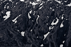 La neige enchâssée dans les coulées de lave du Snæfellsjökull, Islande