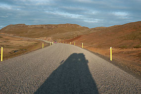 Ombre du Defender sur la route 54, Péninsule de Snæfellsnes, Islande