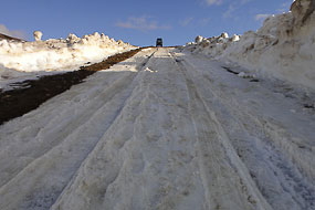 La redescente dans la neige du Defender à Kerlingarfjoll, Islande