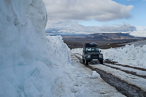Le defender monte dans la neige à Kerlingarfjoll, Islande