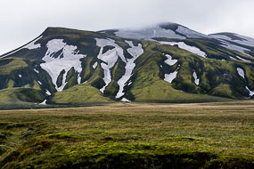 Neige sur les massifs de la réserve de Fjallabak, Islande