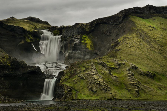 Cascade de Ofaerufoss, encadrée de pentes moussues, dans la faille d'Eldgja le long de la F208, Islande