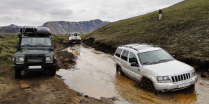Jeep Cherokee embourbée sur la piste vers le lac de cratère Ljotipollur, Islande