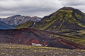A proximité du Ljotipollur, paysage avec des parois de rhyolite rouge.