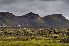 Champs de lave recouverts de mousse et sommets dans la réserve de Fjallabak, Islande