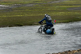 Passage de gué à vélo sur la F208, Islande