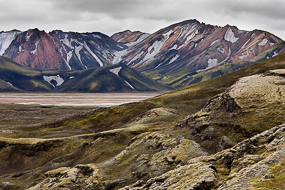 A proximité du Ljotipollur (Frostastaðavatn), paysage avec des parois de rhyolite rouge encore enneigées