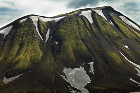 Flans de montagne encore enneigés couverts de mousse, F208, Islande