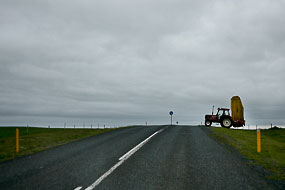 Croisement avec un tracteur sur la route 1, Islande
