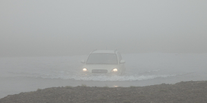 Sur la route vers le Laki, une voiture traverse ce gué sur la F206 dans le brouillard, Islande