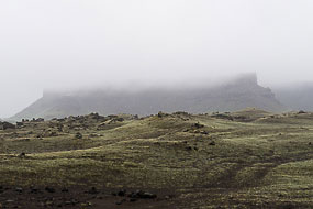 Ce matin, le temps ne s’est pas amélioré, ça crachine, tout est pris dans les nuages, il fait 9°. Islande