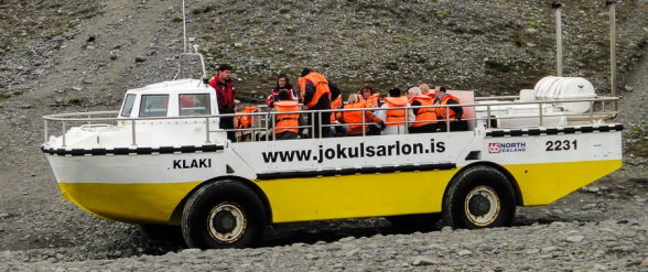 Bateau amphibie embarquant des touristes pour un tour sur le lac Jokulsarlon, Islande