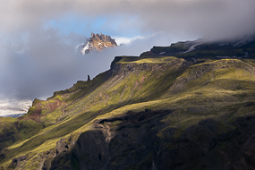Sommet émergeant des nuages, Parc de Skaftafell, Islande