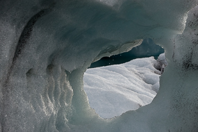 Grotte dans un iceberg flottant sur le lac de Jokulsarlon, Islande