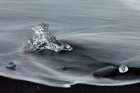 Une fois érodés les morceaux de glace finissent comme des diamants sur un écrin de sable noir. Islande