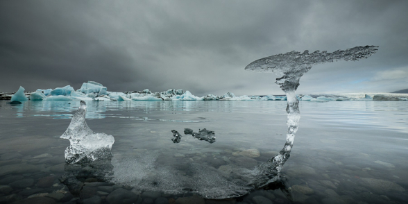 Sculpture naturelle de glace sur le lac Jokulsarlon, Islande