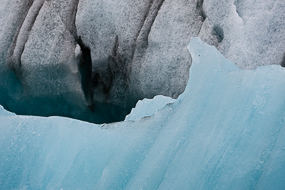 Détail de la glace colorée et avec des strates de cendres, iceberg sur le lac Jokulsarlon, Islande