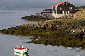 Barque et maison de pêcheur, Djupivogur, Fjords de l'Est, Islande