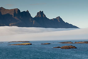 Nuages flottant entre mer et montagnes, Fjords de l'Est, Islande