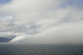 Une mer de nuages vient faire disparaître les côtes islandaises, Islande