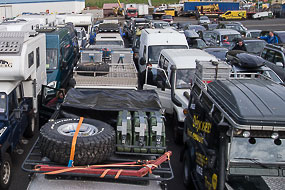 Files de voitures, de camping-cars et de 4x4 prêts à embarquer sur le Norrona, Seydifsjordur, islande