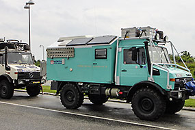 Camion Unimog en route vers l'Islande, rencontrés sur une autoroute Allemande.