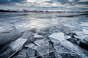 Plaques de glace sur le lac gelé de Kleifarvatn, Islande