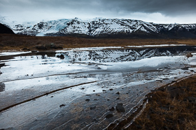 Réflexion dans la glace, à proximité du parc de Skaftafell, Islande