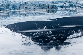 La langue glacière se déverse dans de lac de Fjallsarlon, Islande