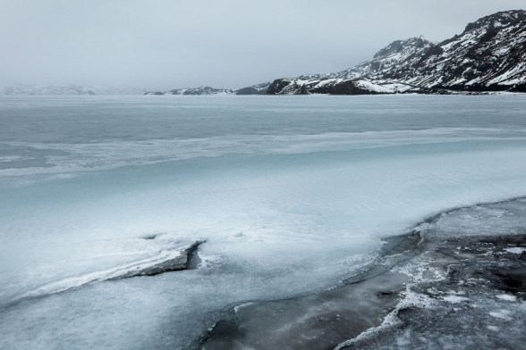 Le lac Kleifarvatn est gelé en ce mois de mars, Pénisule de Reykjanes, Islande