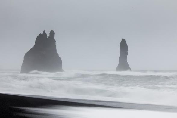 Les vagues entourent les stacks de Reynisdrangar à proximité de Vik, sud de l'Islande