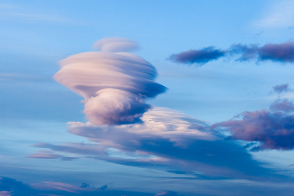 Le vent souffle fort et les nuages prennent une forme lenticulaire, sud de l'Islande