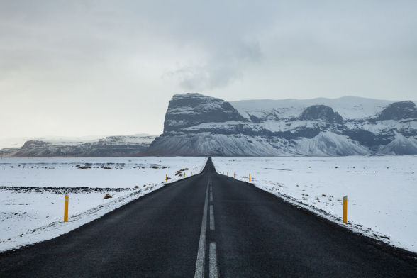 La route N°1 et au loin le mont Lomagnupur, haut de 767 m. C'est un ancien promontoire sur la mer, aujourd'hui reculé dans les terres, sud de l'Islande