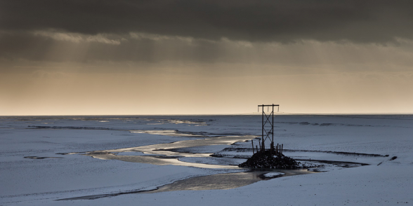 Poteau électrique dans la plaine d'alluvions glaciaires de Skeidararsandur, sud de l'Islande