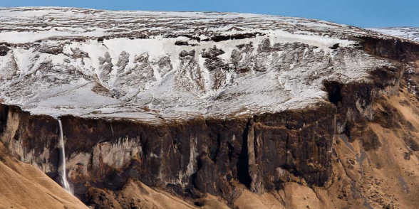 Cette énorme cuvette replie de neige en hiver alimente cette cascade nommée Foss a Sidu, qui domine quelques fermes, sud de l'Islande