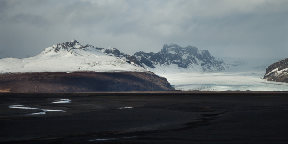 Le glacier Skeidararjokull et sa plaine d'épandage, on devine qu'autrefois le glacier s'étendait bien plus bas. Sud de l'islande