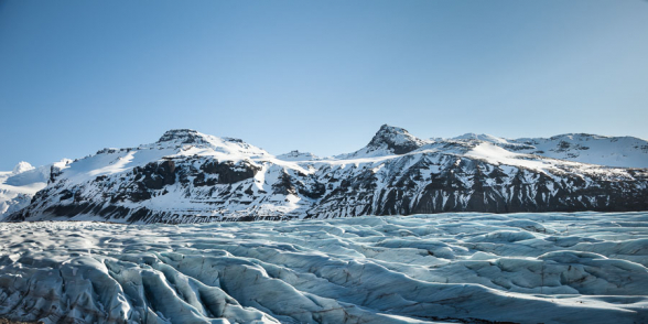 La langue glaciaire du Snivafellsjokull entourée de montagnes enneigées, sud de l'Islande