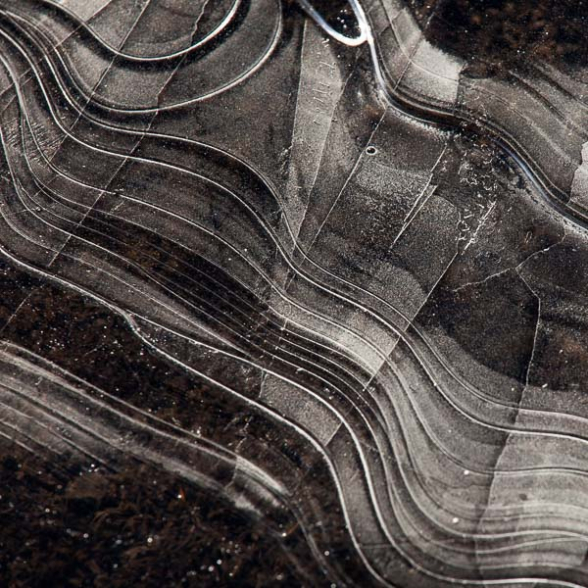 Formes géométriques produites par l'eau d'une flaque glacée par le gel, sud de l'Islande