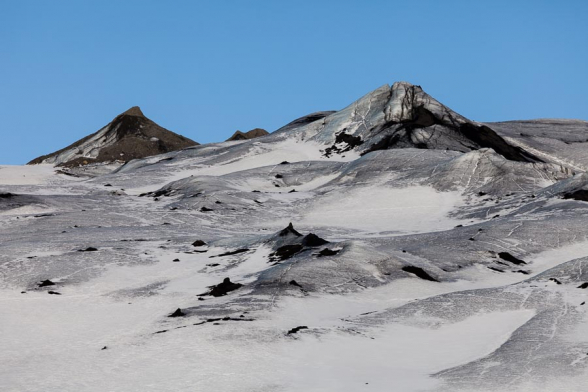 Le glacier Solheimajokull, il porte encore les stigmates de l'éruption en 2010 de l'Eyjafjöll, avec ces cones de glace recouverts de cendres volcaniques, sud de l'Islande