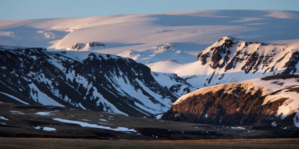 Paysage de montagnes surplombées par le glacier Myrdalsjokull, sud de l'islande