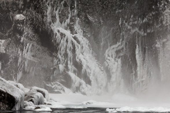 La cascade de Skogafoss, en hiver, avec ses abords gelés, sud de l'Islande