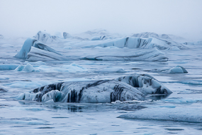 La lagune glaciaire du Jokulsarlon en partie gelée, prise dans le brouillard, Islande
