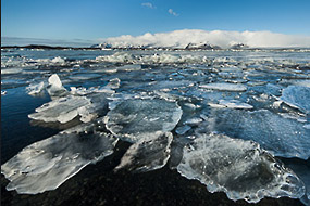 Les blocs de glace s'accumulent à proximité de la rive du lagon glaciaire de Jokulsarlon, Islande